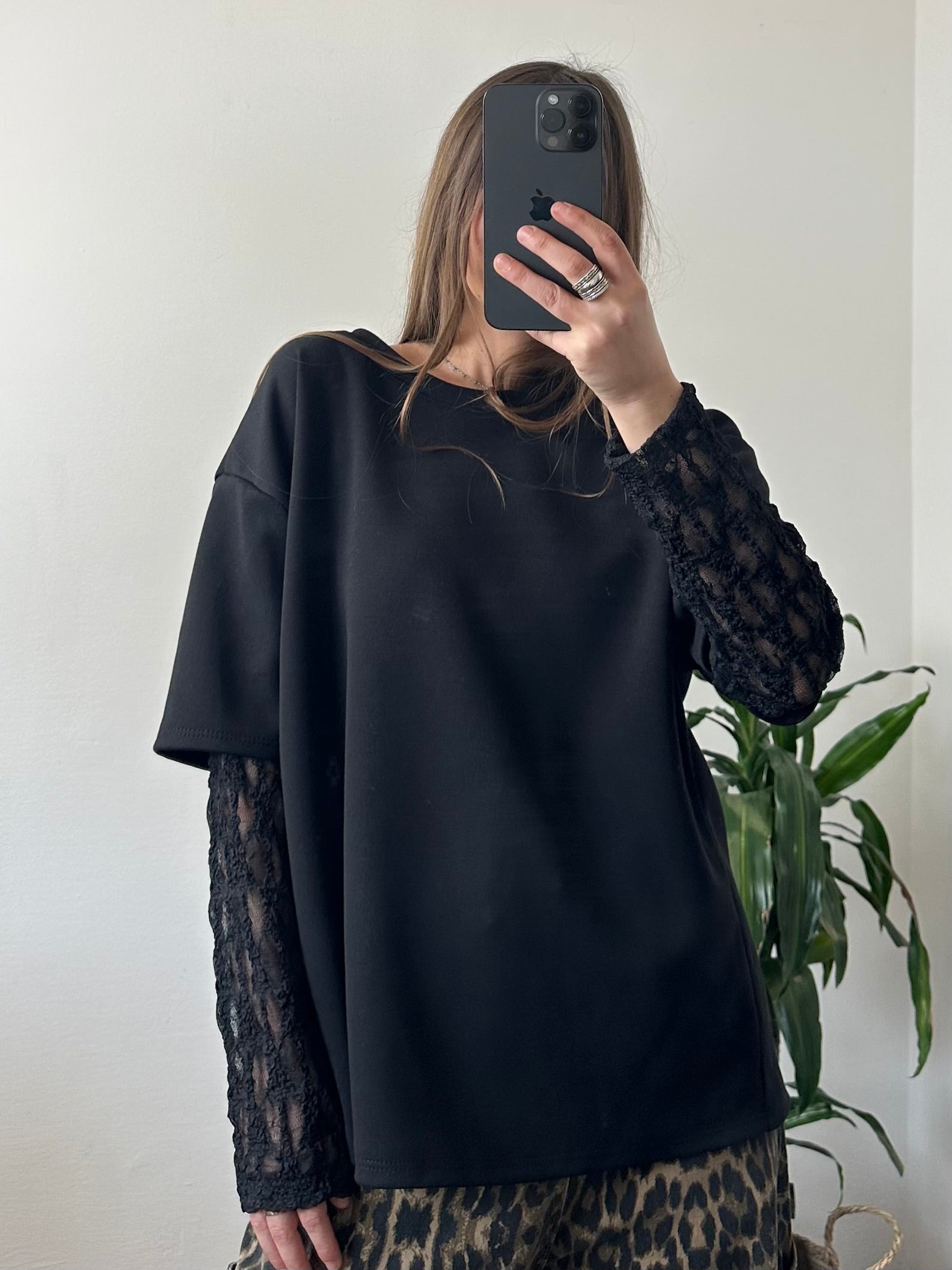 T-shirt con maniche in pizzo NERA