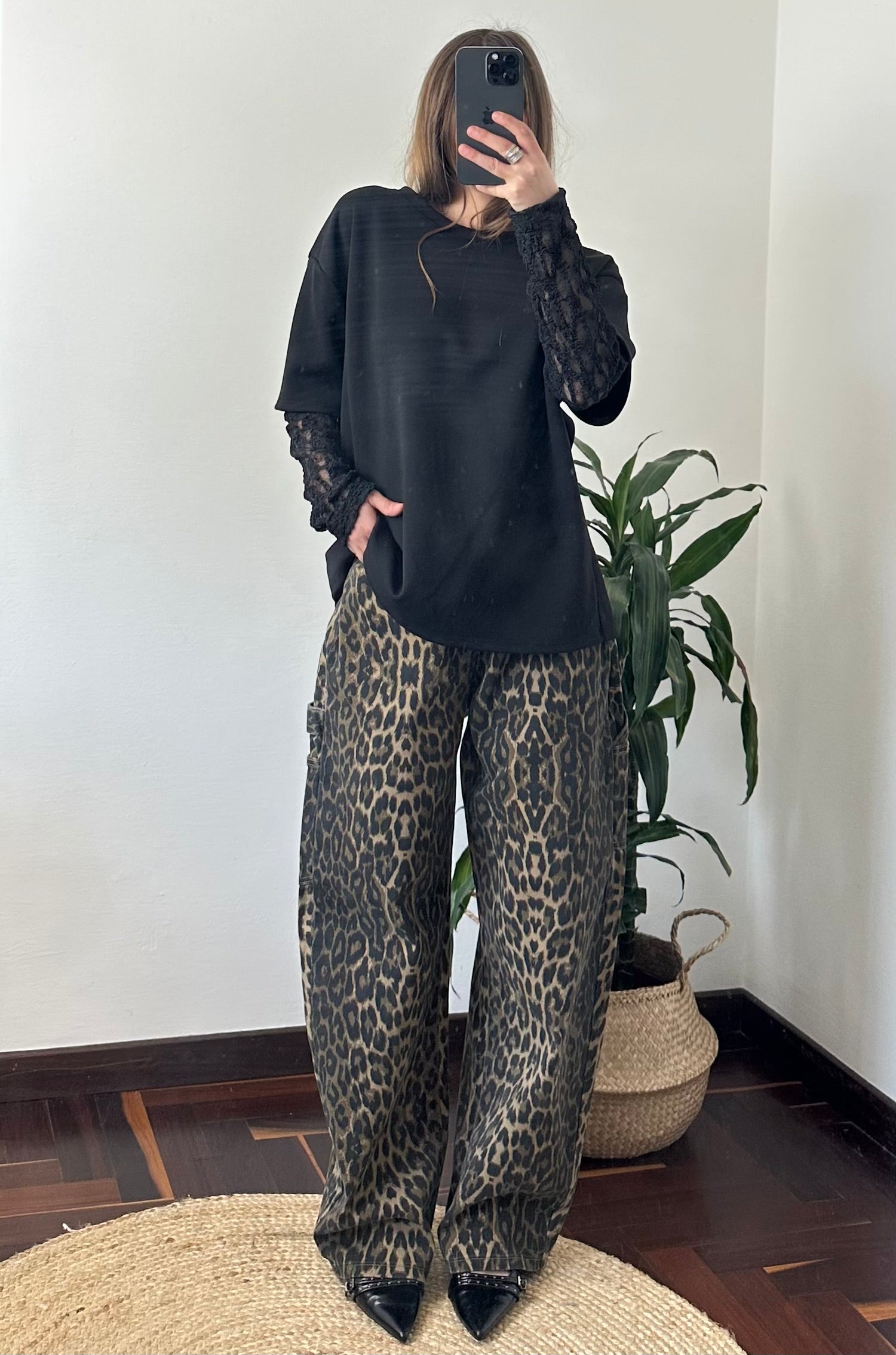 T-shirt con maniche in pizzo NERA