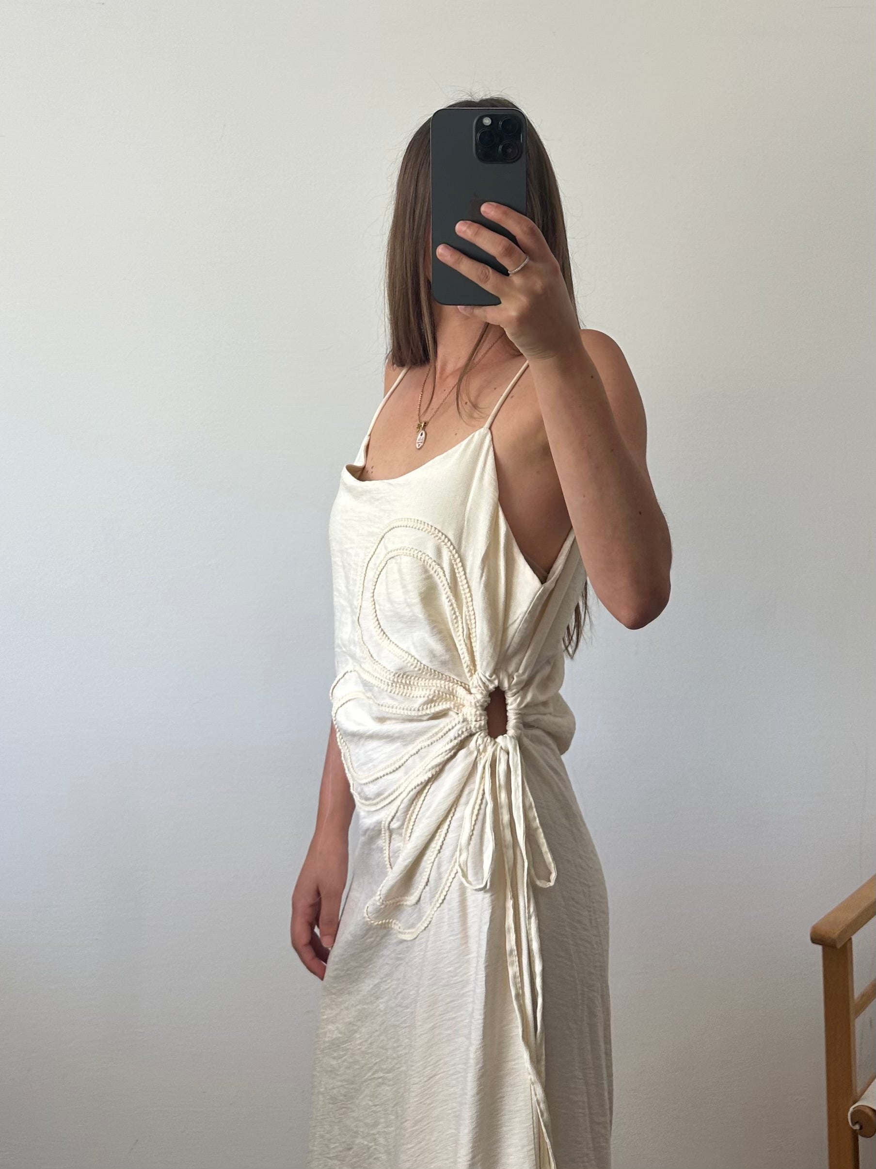 ABITO Fiore con cut out panna