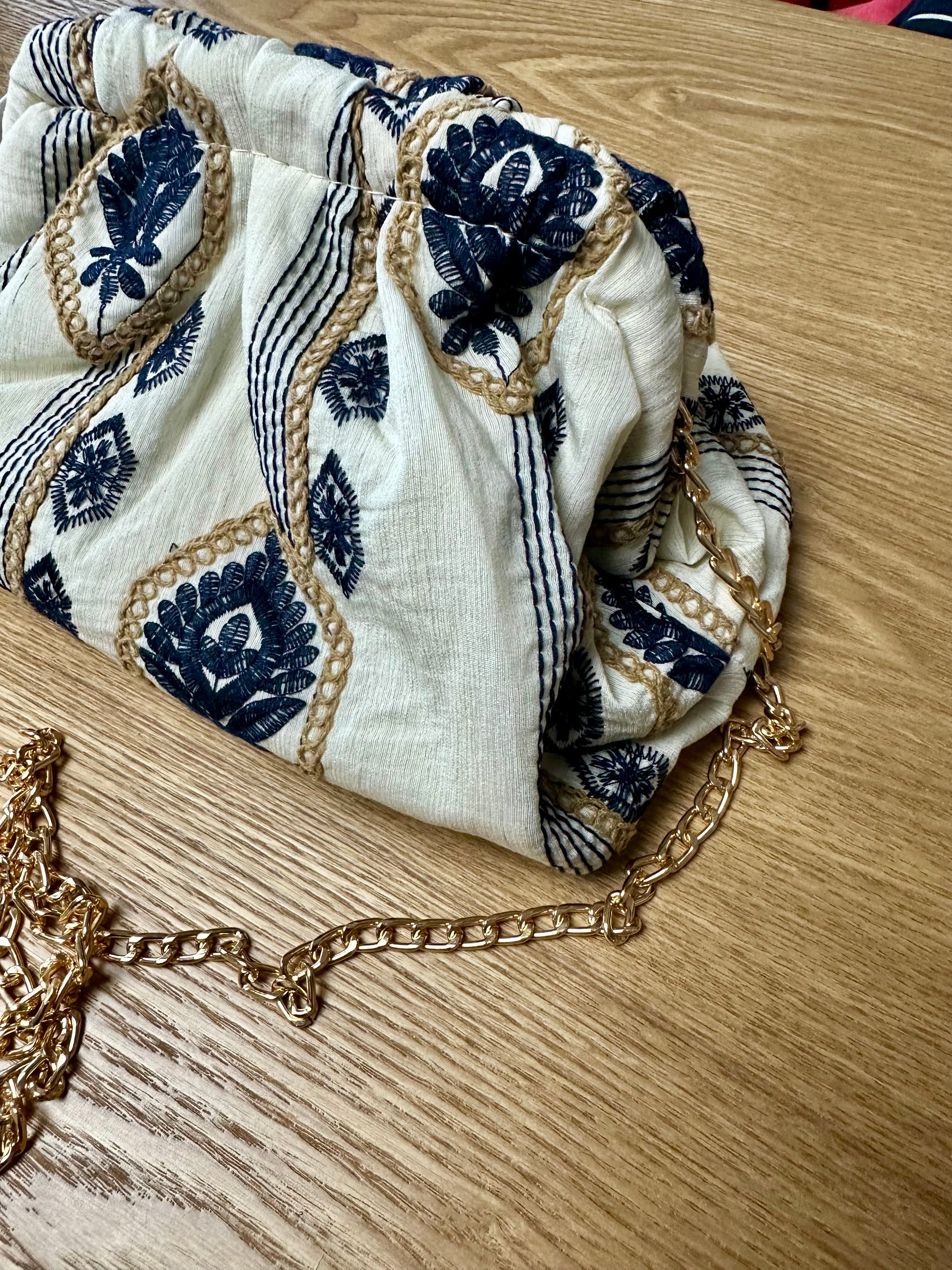 BORSA pasticcino ricamato pizzo blu