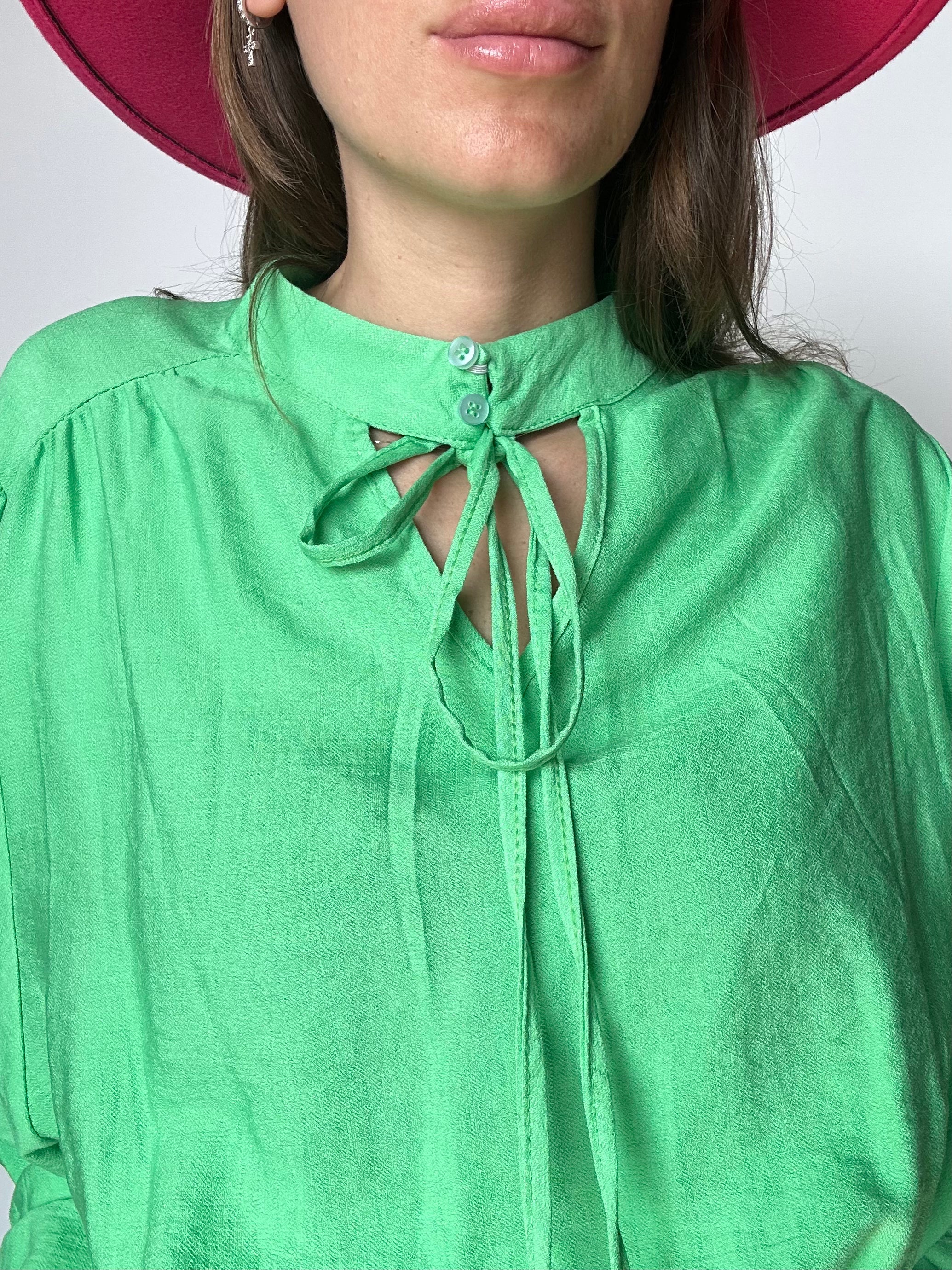 BLUSA CON VOLANT