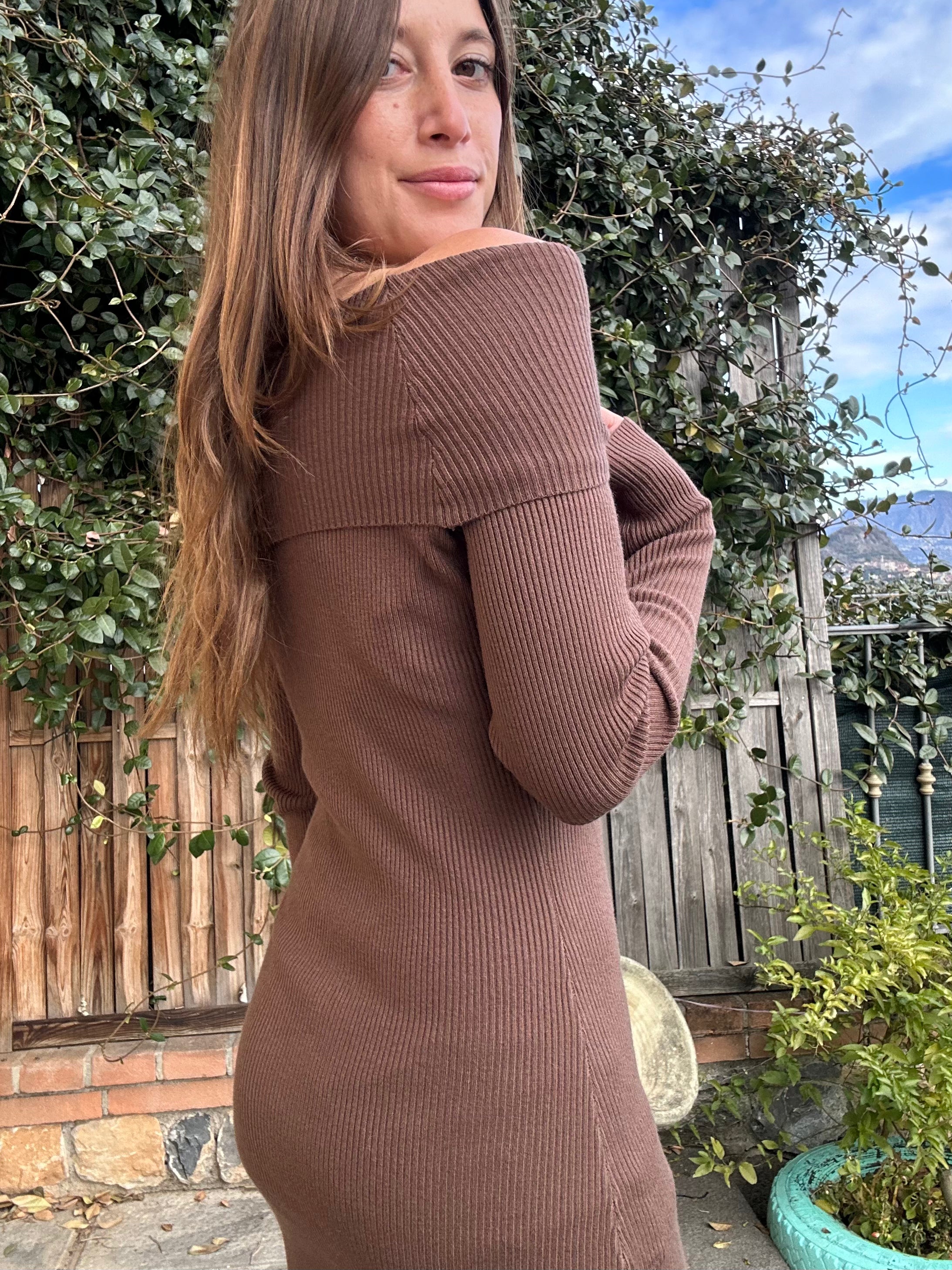 ABITO SCOLLO A BARCA MARRONE