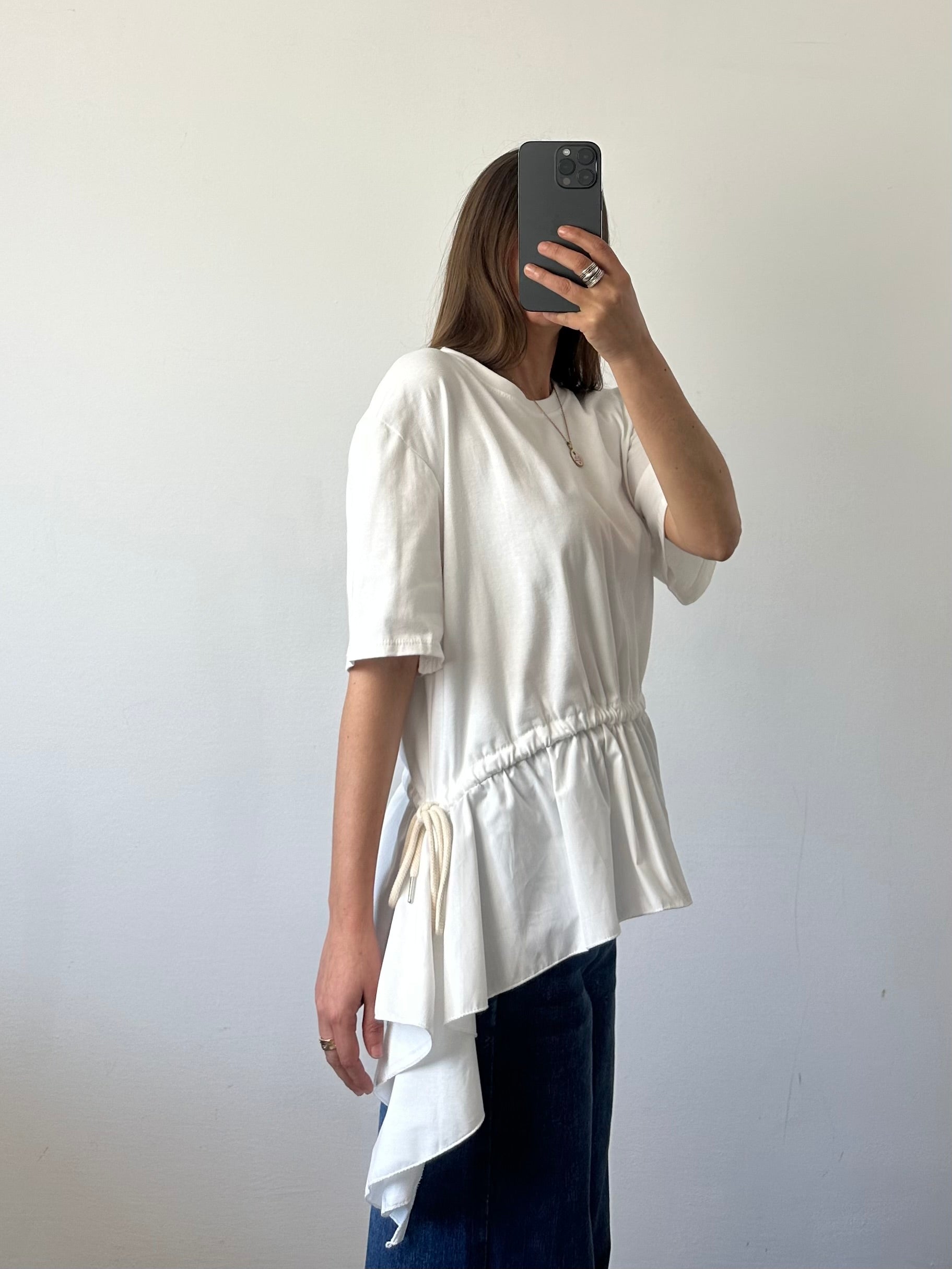 T-shirt volant in cotone bianca