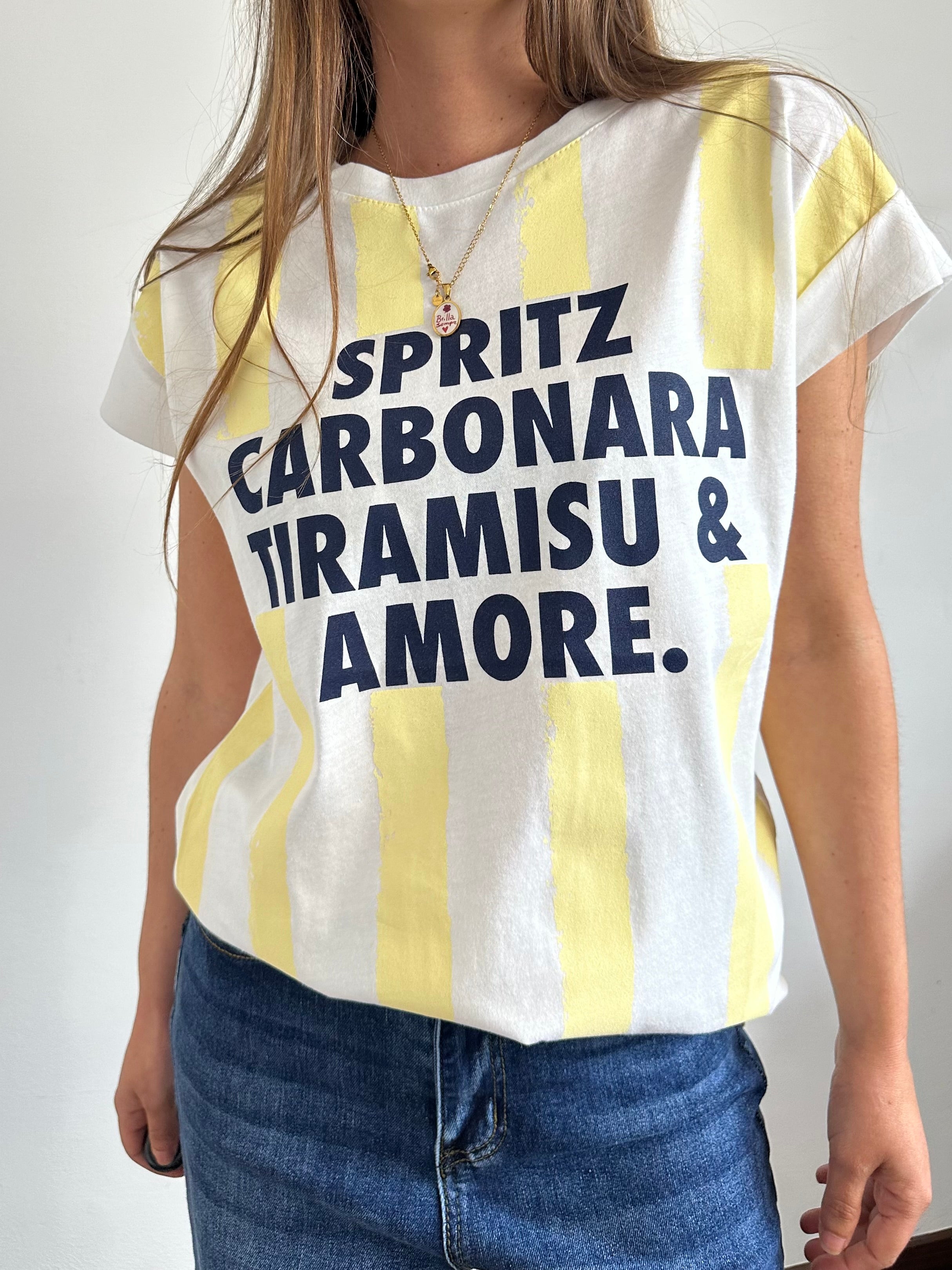T-shirt in cotone “ spritz carbonara tiramisu & amore.”