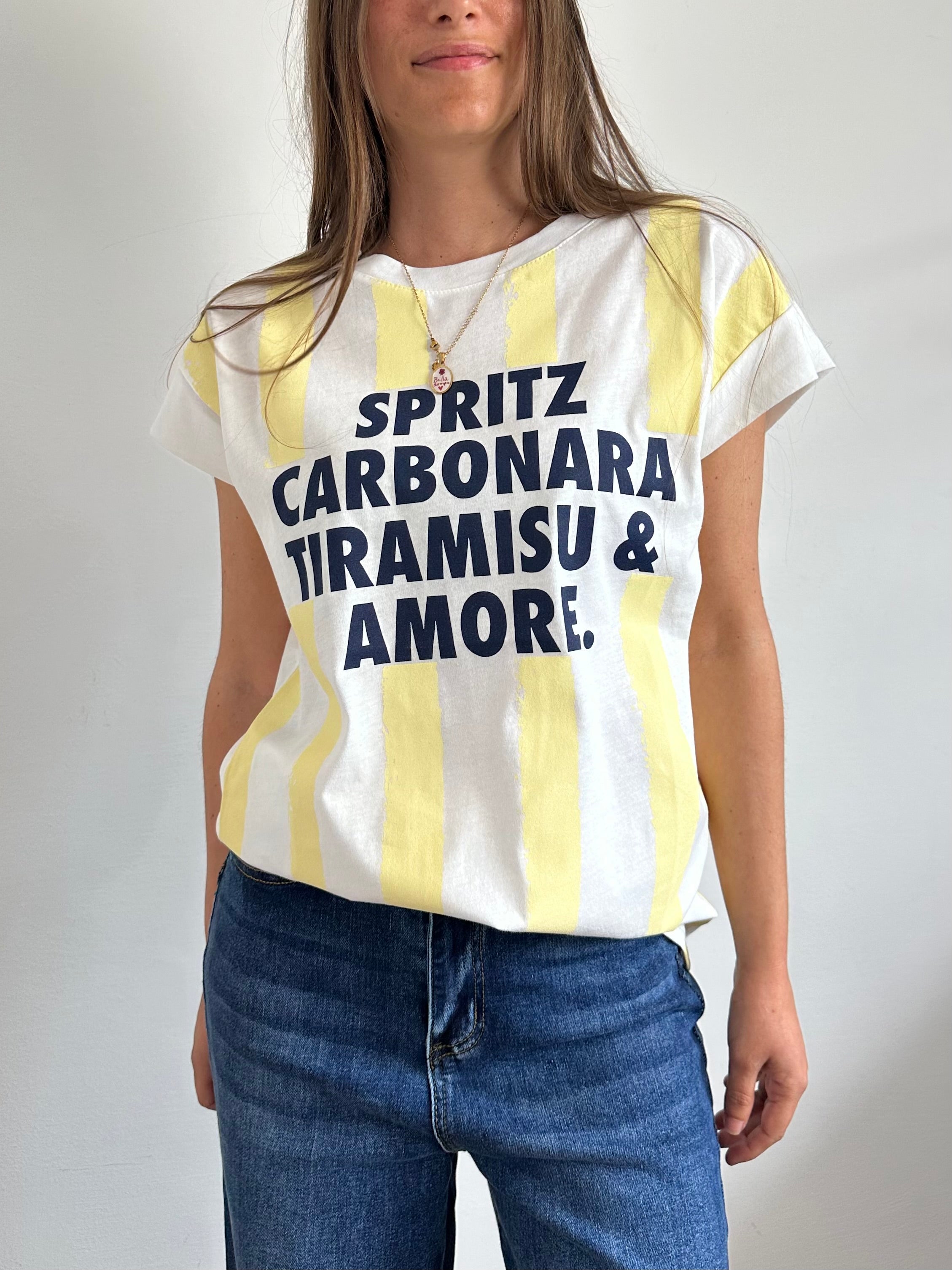 T-shirt in cotone “ spritz carbonara tiramisu & amore.”